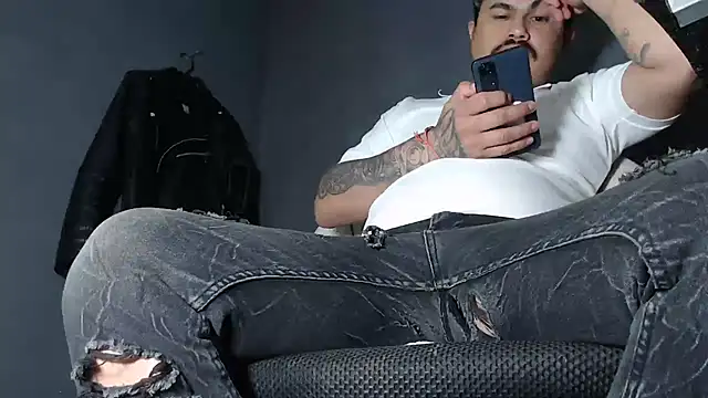 Snapshot of DickMasterfindom chatting on February 2025 05:15:01 AM DickMasterfindom online show from February 2025 05:15:01 AM