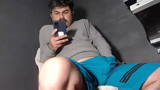 Snapshot of DickMasterfindom chatting on March 2025 04:14:01 AM DickMasterfindom online show from March 2025 04:14:01 AM