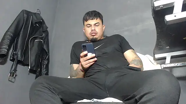 Snapshot of DickMasterfindom chatting on March 2025 04:13:01 AM DickMasterfindom online show from March 2025 04:13:01 AM