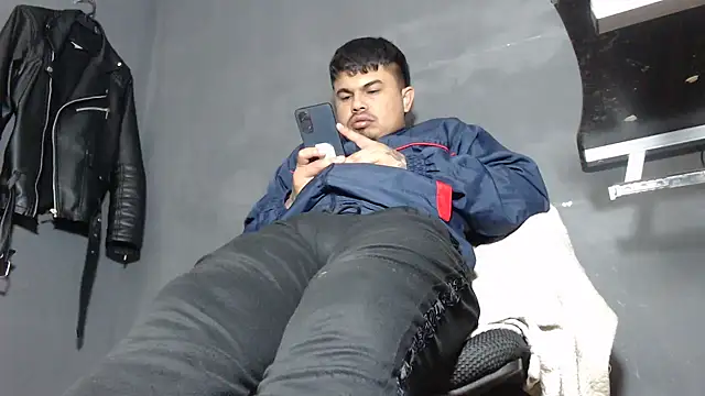 Snapshot of DickMasterfindom chatting on March 2025 04:18:01 AM DickMasterfindom online show from March 2025 04:18:01 AM