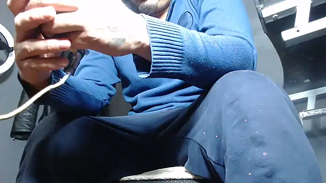 Snapshot of DickMasterfindom chatting on March 2025 05:00:02 AM DickMasterfindom online show from March 2025 05:00:02 AM