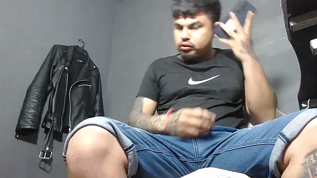 Snapshot of DickMasterfindom chatting on March 2025 05:10:02 AM DickMasterfindom online show from March 2025 05:10:02 AM
