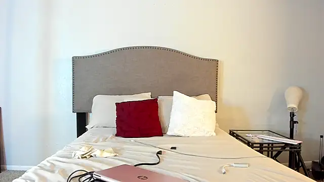 yiauana online show from October 2025 11:35:02 PM