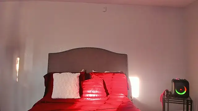 yiauana online show from November 2025 01:45:01 PM