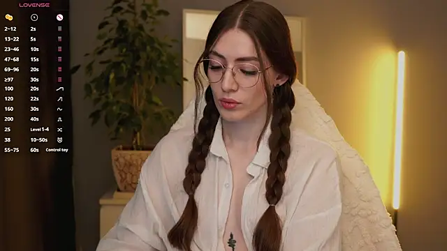 Ester Hill online show from September 2025 01:06:01 AM