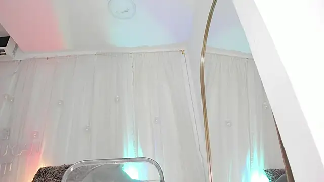 Petite Lucie online show from January 2025 01:10:01 AM