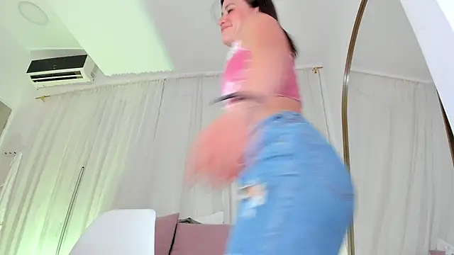 Petite Lucie online show from November 2025 07:03:01 PM