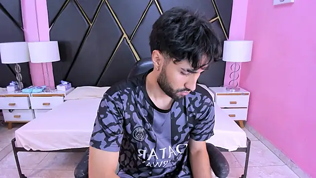 MilanZaire online show from November 2025 09:31:01 PM