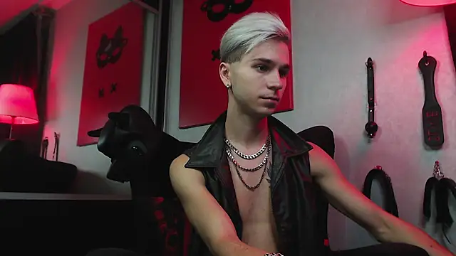 Joseph  Quinn online show from December 2024 02:41:02 PM