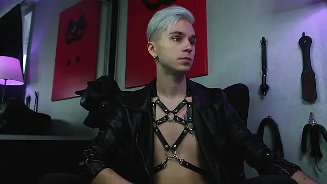 Joseph  Quinn online show from December 2024 11:36:02 AM