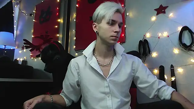 Joseph  Quinn online show from December 2024 08:22:02 AM