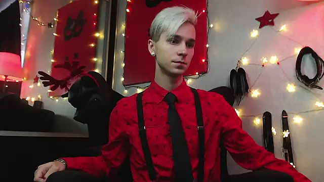 Joseph  Quinn online show from December 2024 11:22:01 AM