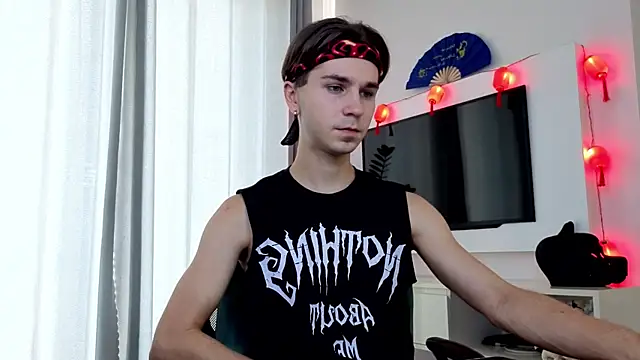 Joseph  Quinn online show from April 2026 01:22:01 AM