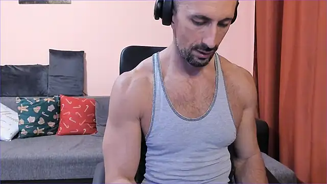 HotHunkTrainer online show from December 2024 05:08:02 PM