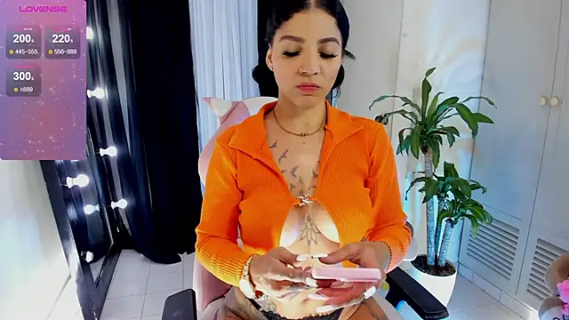 Snapshot of EmmaRusellx chatting on October 2025 01:09:02 AM EmmaRusellx online show from October 2025 01:09:02 AM