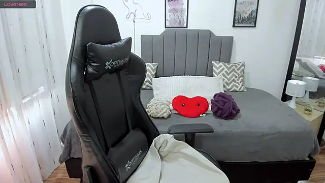 Amy joones online show from September 2025 11:57:01 AM