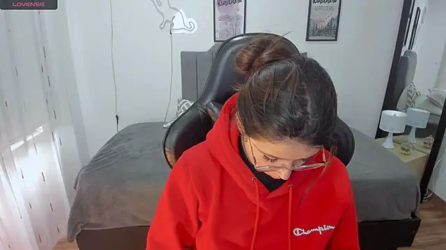 Amy joones online show from November 2025 01:34:02 PM