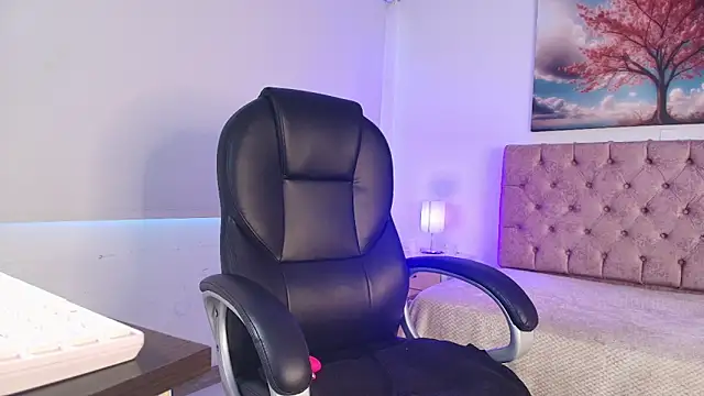 Julianaa Castro  online show from February 2026 12:02:02 PM