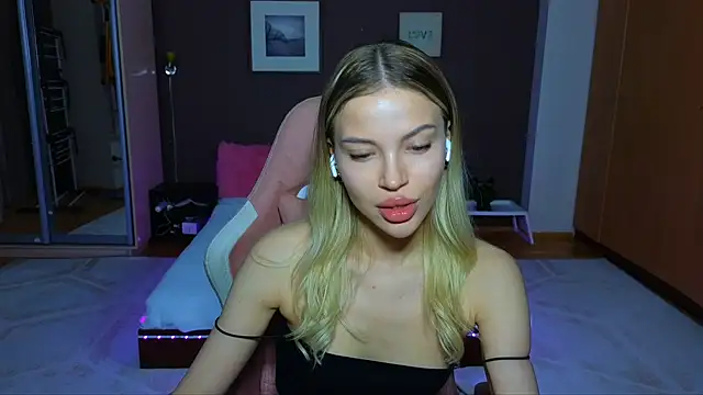 Snapshot of EmmyMills chatting on January 2025 08:51:01 PM EmmyMills online show from January 2025 08:51:01 PM