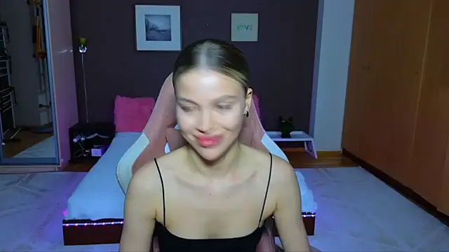 Snapshot of EmmyMills chatting on January 2025 12:06:01 AM EmmyMills online show from January 2025 12:06:01 AM