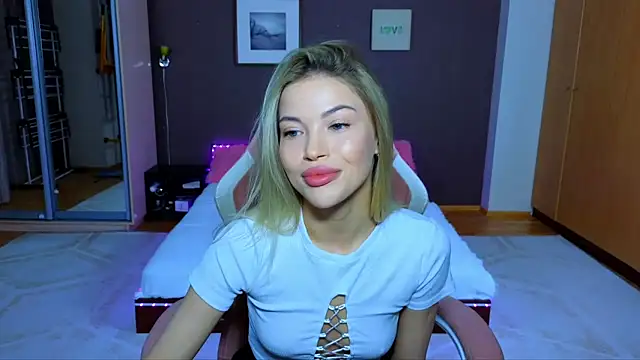Snapshot of EmmyMills chatting on January 2025 10:08:02 PM EmmyMills online show from January 2025 10:08:02 PM