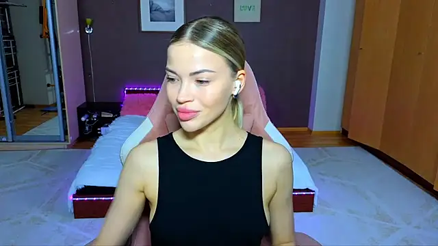 Snapshot of EmmyMills chatting on January 2025 10:38:01 PM EmmyMills online show from January 2025 10:38:01 PM