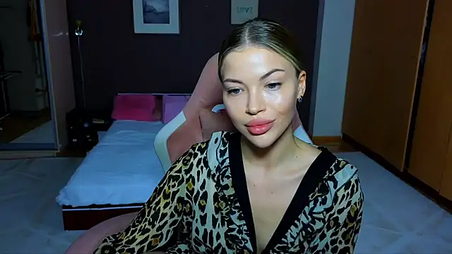 Snapshot of EmmyMills chatting on February 2025 02:25:02 AM EmmyMills online show from February 2025 02:25:02 AM