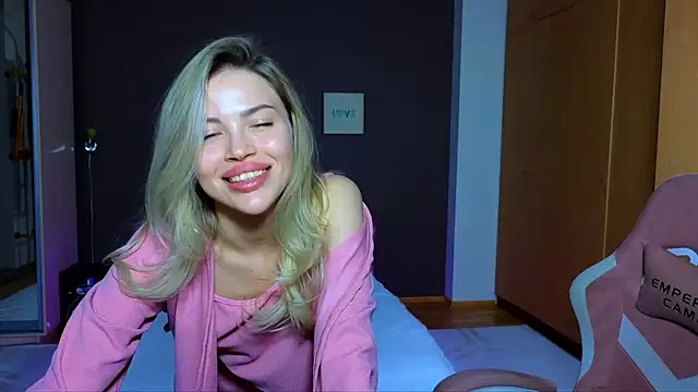 Snapshot of EmmyMills chatting on February 2025 11:51:02 PM EmmyMills online show from February 2025 11:51:02 PM