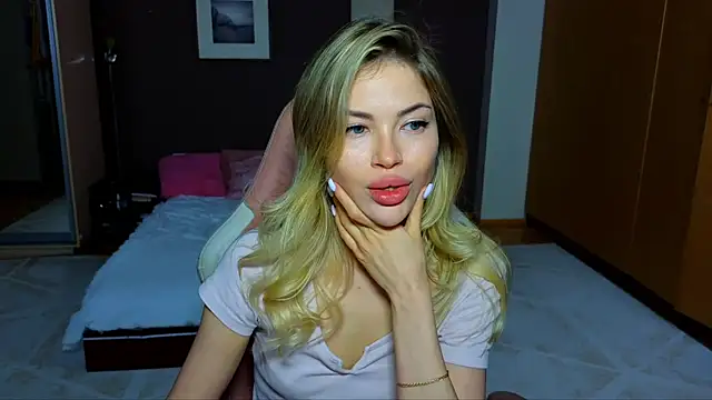 Snapshot of EmmyMills chatting on February 2025 09:43:01 PM EmmyMills online show from February 2025 09:43:01 PM