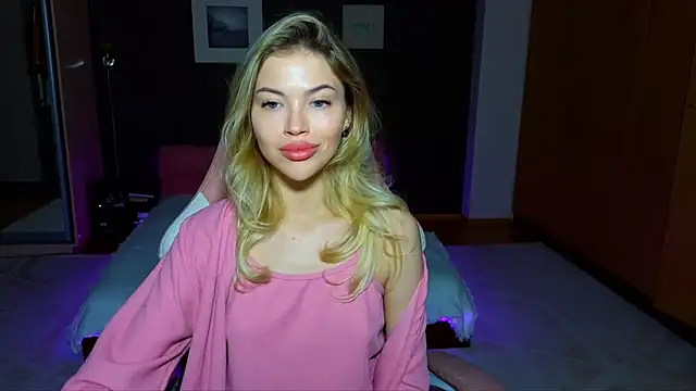 Snapshot of EmmyMills chatting on February 2025 10:21:02 PM EmmyMills online show from February 2025 10:21:02 PM