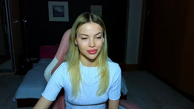 Snapshot of EmmyMills chatting on February 2025 10:21:01 PM EmmyMills online show from February 2025 10:21:01 PM