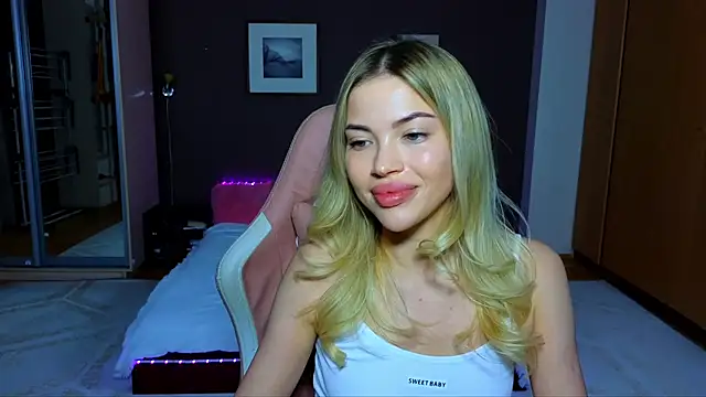 Snapshot of EmmyMills chatting on February 2025 09:42:02 PM EmmyMills online show from February 2025 09:42:02 PM