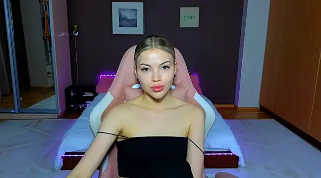 Snapshot of EmmyMills chatting on March 2025 10:05:02 PM EmmyMills online show from March 2025 10:05:02 PM