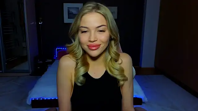 Snapshot of EmmyMills chatting on March 2025 10:10:02 PM EmmyMills online show from March 2025 10:10:02 PM