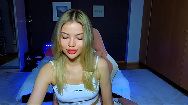 Snapshot of EmmyMills chatting on March 2025 10:02:02 PM EmmyMills online show from March 2025 10:02:02 PM