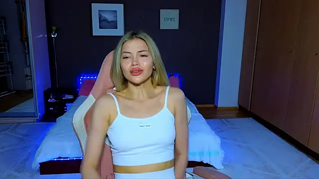 Snapshot of EmmyMills chatting on March 2025 01:04:01 AM EmmyMills online show from March 2025 01:04:01 AM