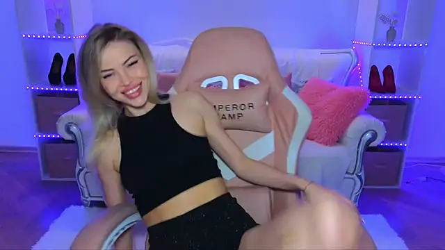 Snapshot of EmmyMills chatting on October 2025 09:06:01 PM EmmyMills online show from October 2025 09:06:01 PM