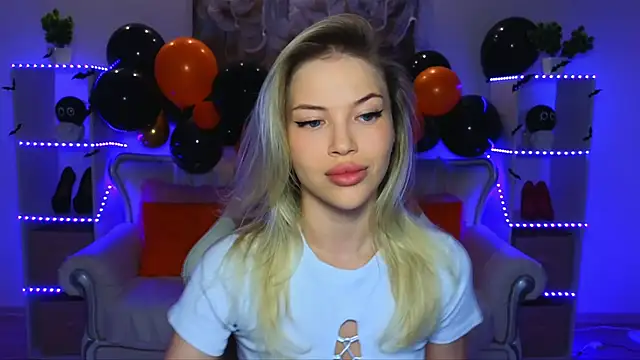 Snapshot of EmmyMills chatting on October 2025 09:17:02 PM EmmyMills online show from October 2025 09:17:02 PM