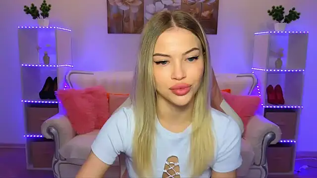 Snapshot of EmmyMills chatting on November 2025 11:38:02 PM EmmyMills online show from November 2025 11:38:02 PM