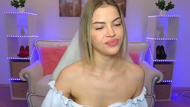 EmmyMills online show from November 2025 02:09:02 PM