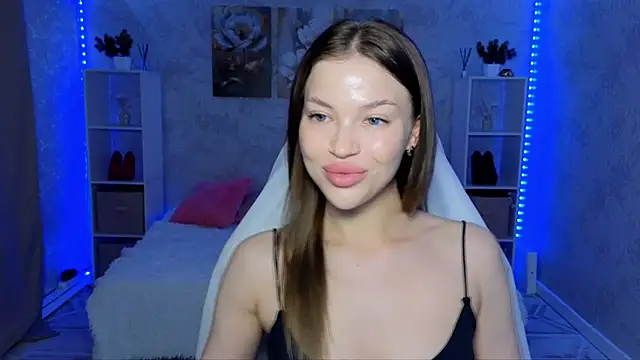 Snapshot of EmmyMills chatting on June 2026 03:58:01 PM EmmyMills online show from June 2026 03:58:01 PM
