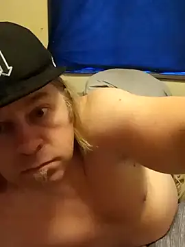 Snapshot of Mic_Oxinner chatting on December 2024 10:00:01 PM Mic Oxinner online show from December 2024 10:00:01 PM