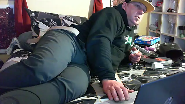 Snapshot of Mic_Oxinner chatting on November 2025 10:49:02 AM Mic Oxinner online show from November 2025 10:49:02 AM