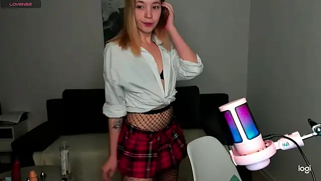 MiaThaine online show from December 2024 06:19:01 PM