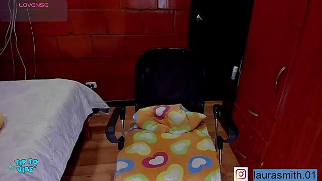 laura smith0 online show from December 2025 05:31:02 PM