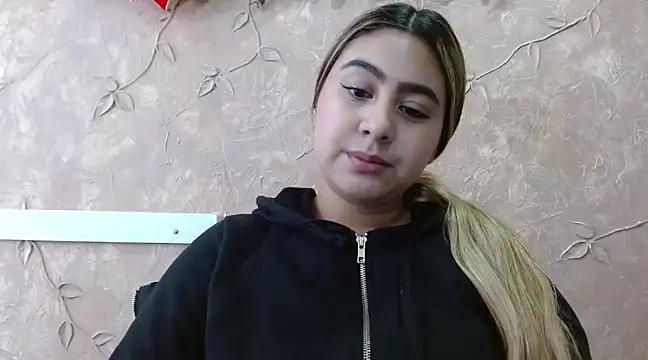 Snapshot of Miabonnett_ chatting on December 2024 02:17:02 PM Miabonnett online show from December 2024 02:17:02 PM