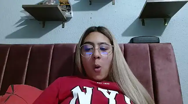 Snapshot of Miabonnett_ chatting on January 2025 10:57:01 PM Miabonnett online show from January 2025 10:57:01 PM