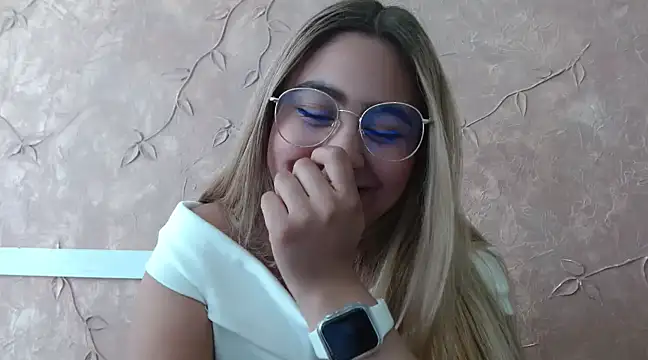 Snapshot of Miabonnett_ chatting on January 2025 04:42:01 PM Miabonnett online show from January 2025 04:42:01 PM
