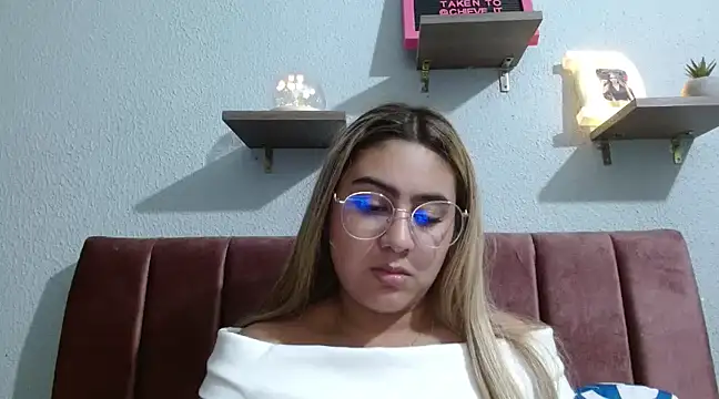 Snapshot of Miabonnett_ chatting on January 2025 10:39:01 PM Miabonnett online show from January 2025 10:39:01 PM