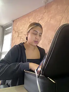 Miabonnett  online show from December 2025 12:20:01 PM